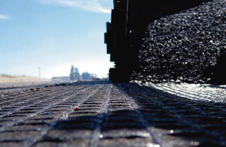 サンゴバン・アドフォースの鋪装強化材である GlasGrid® を使用することで、アスファルトの道路、空港の滑走路、橋梁を亀裂から守ります。